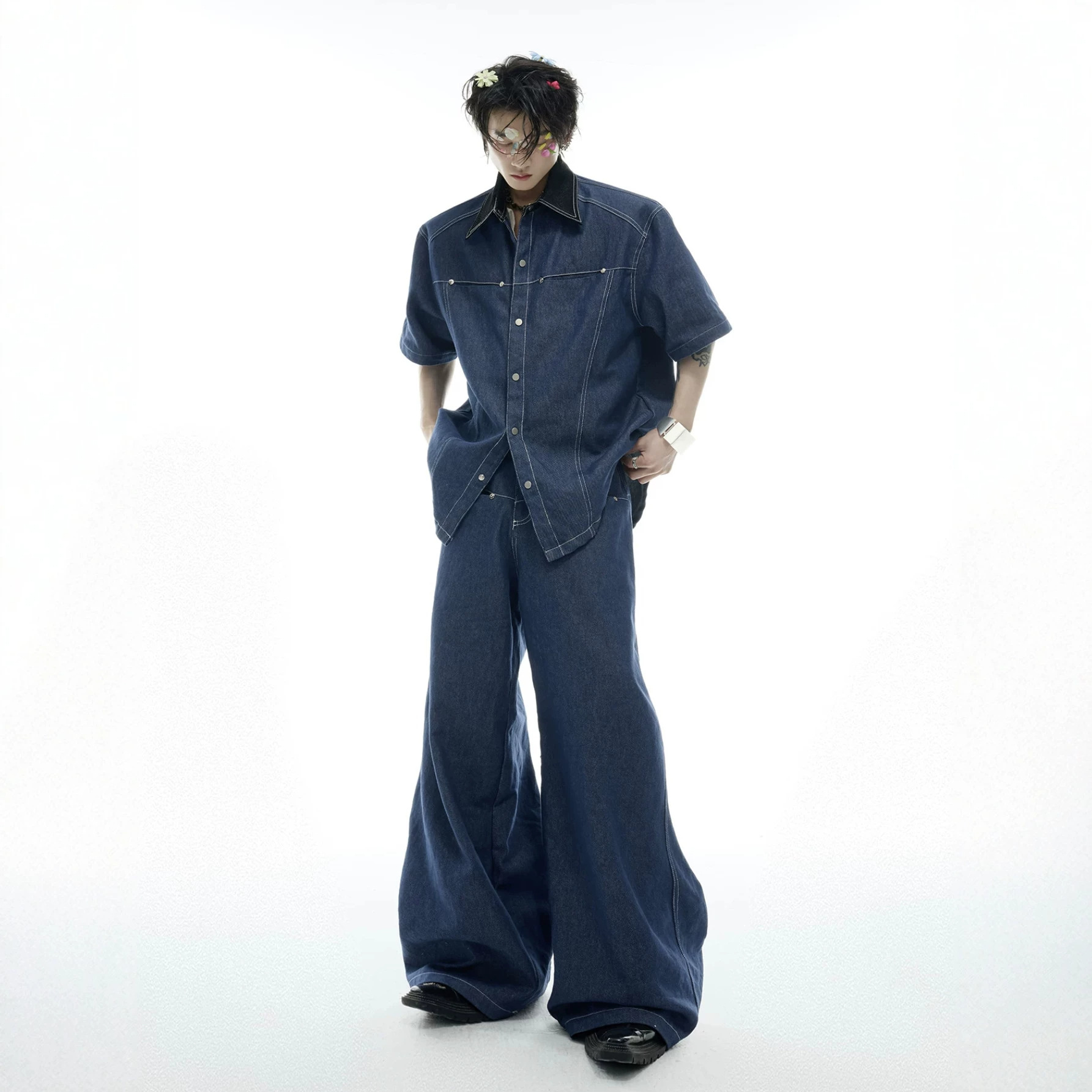 Street Fashion Jeans - ชุดเซ็ตยีนส์ผู้ชายสไตล์อเมริกันแฟชั่นฤดูร้อน เสื้อเชิ้ตแขนสั้นปก PU ตัดต่อผ้า กางเกงยีนส์ขาบาน ชุดสองชิ้น