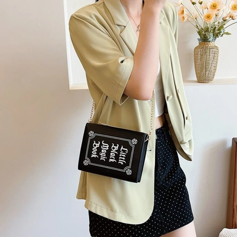 Street Fashion Youth - กระเป๋าสะพายไหล่ทรงกล่องทันสมัยสำหรับผู้หญิง กระเป๋าสะพายข้างลายเรขาคณิตพร้อมตัวอักษรแบบปรับแต่งได้ กระเป๋าถือสไตล์สตรีทเท่ๆ ทำจากวัสดุ PU